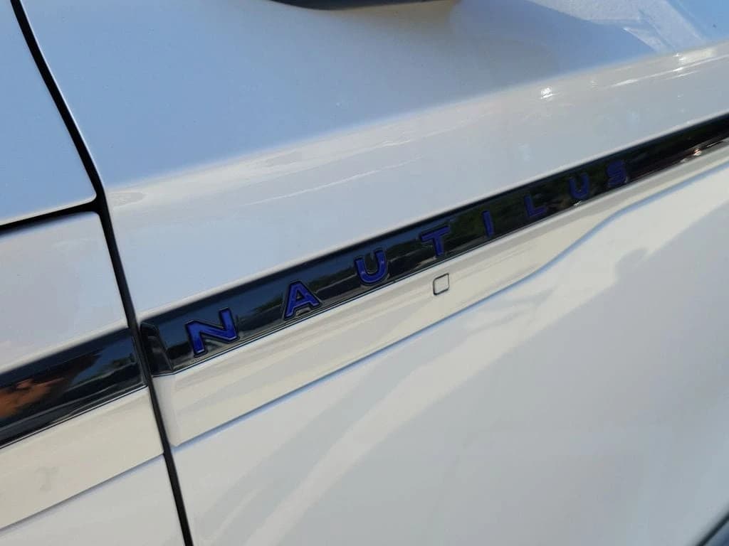 Lincoln Nautilus Premiere AWD 2026 — side view