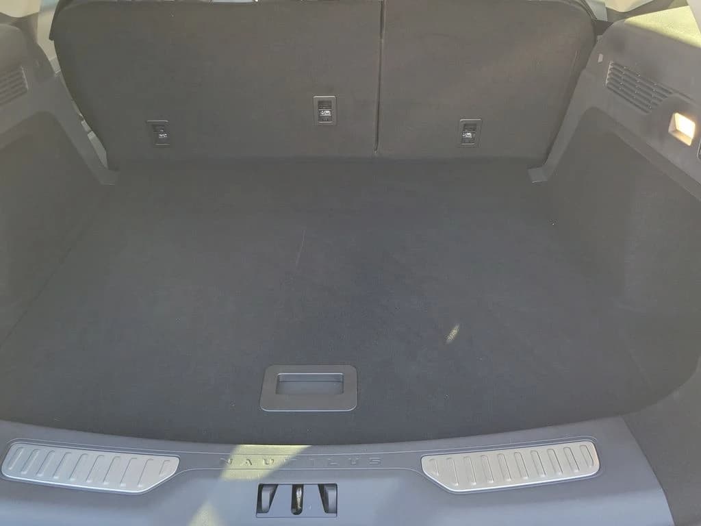 Lincoln Nautilus Premiere AWD 2026 — side view