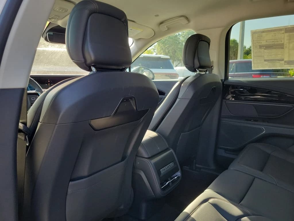 Lincoln Nautilus Premiere AWD 2026 — side view