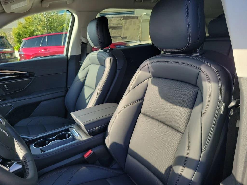 Lincoln Nautilus Premiere AWD 2026 — side view