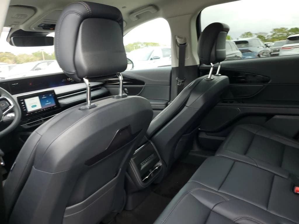 Lincoln Nautilus Premiere AWD 2026 — side view