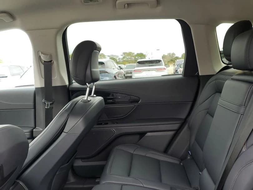 Lincoln Nautilus Premiere AWD 2026 — side view