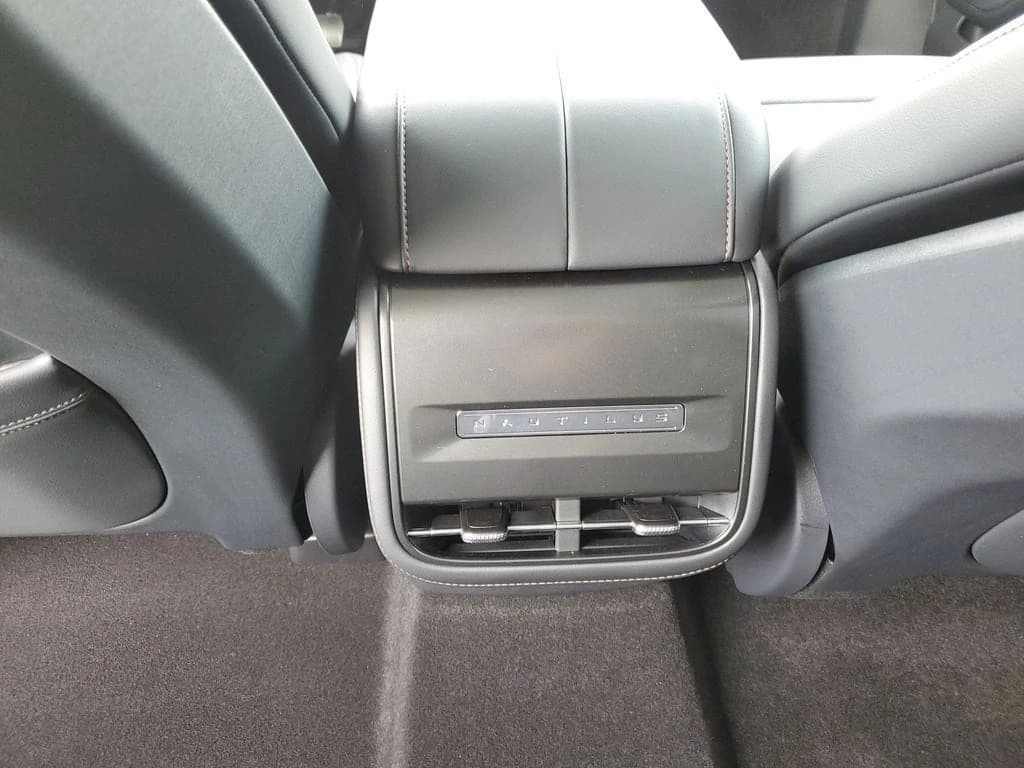 Lincoln Nautilus Premiere AWD 2026 — side view