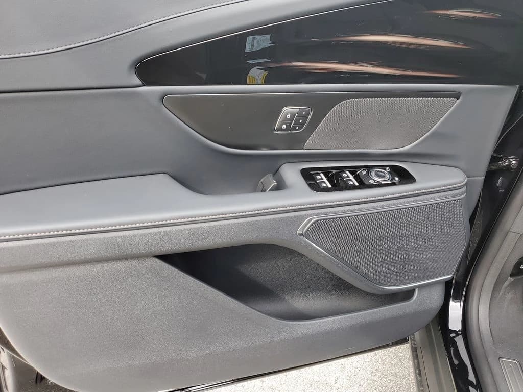 Lincoln Nautilus Premiere AWD 2026 — side view
