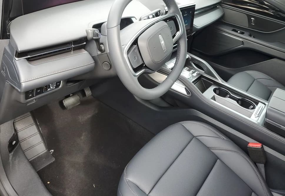 Lincoln Nautilus Premiere AWD 2026 — side view
