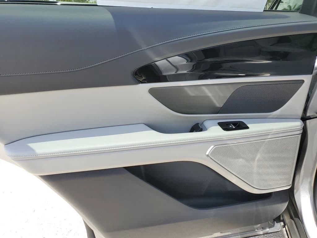 Lincoln Nautilus Premiere AWD 2026 — side view