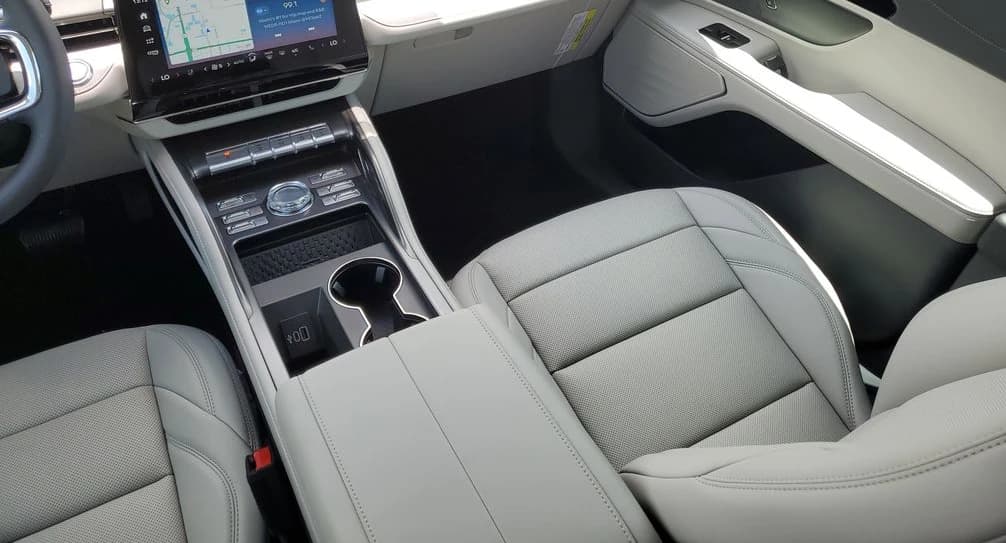 Lincoln Nautilus Premiere AWD 2026 — side view