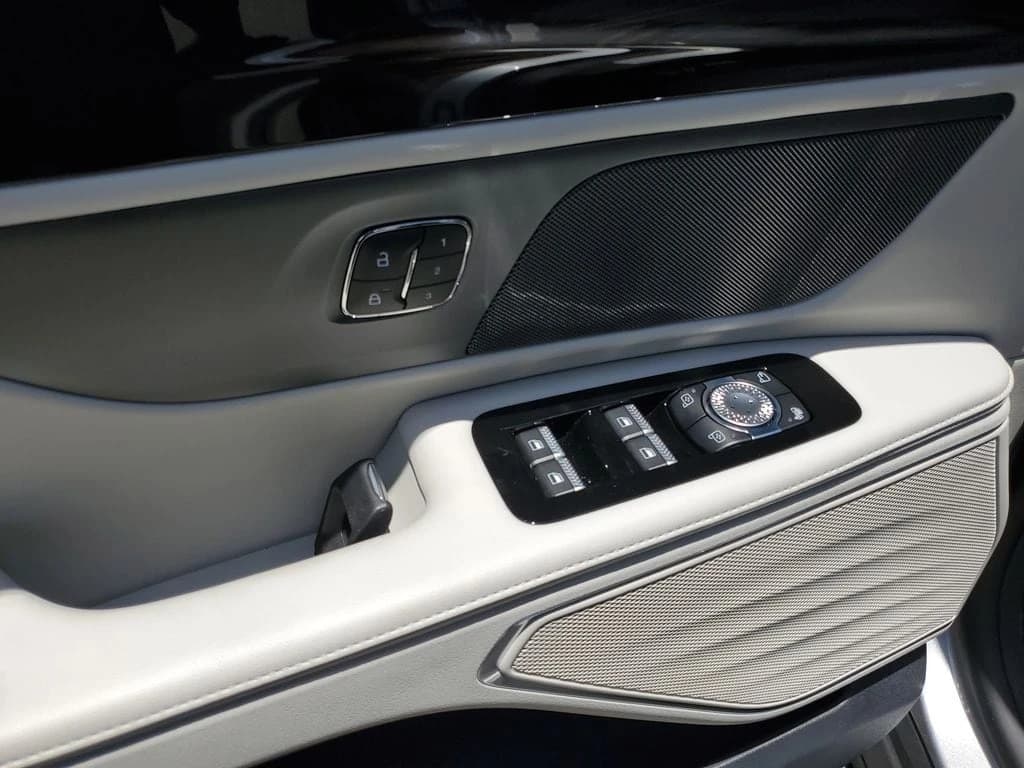 Lincoln Nautilus Premiere AWD 2026 — side view