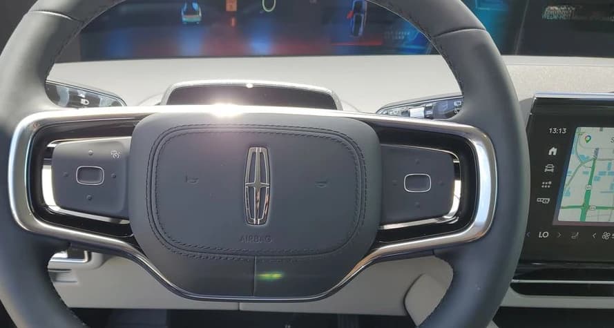 Lincoln Nautilus Premiere AWD 2026 — side view