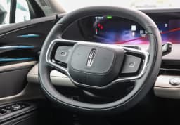 Lincoln Nautilus Premiere AWD 2025 — side view