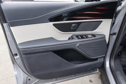 Lincoln Nautilus Premiere AWD 2025 — side view