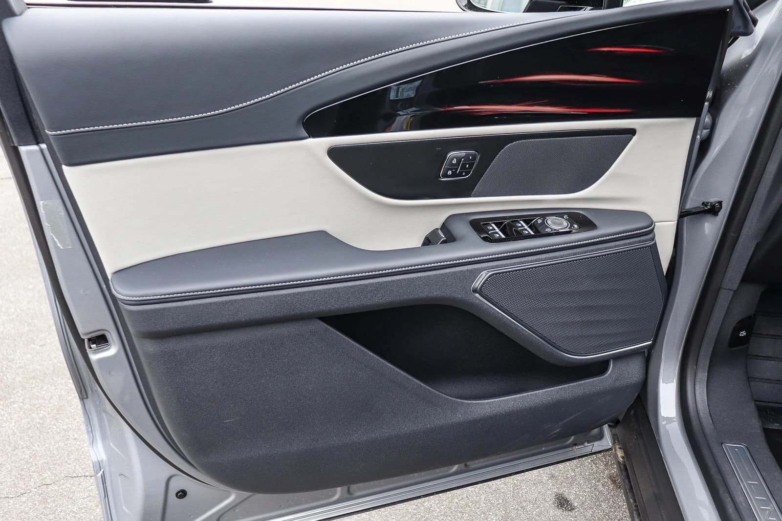 Lincoln Nautilus Premiere AWD 2025 — side view