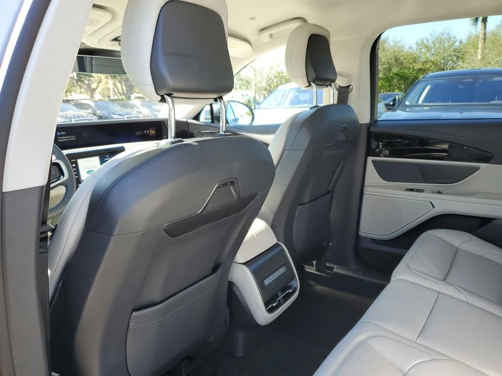 Lincoln Nautilus Premiere AWD 2026 — side view