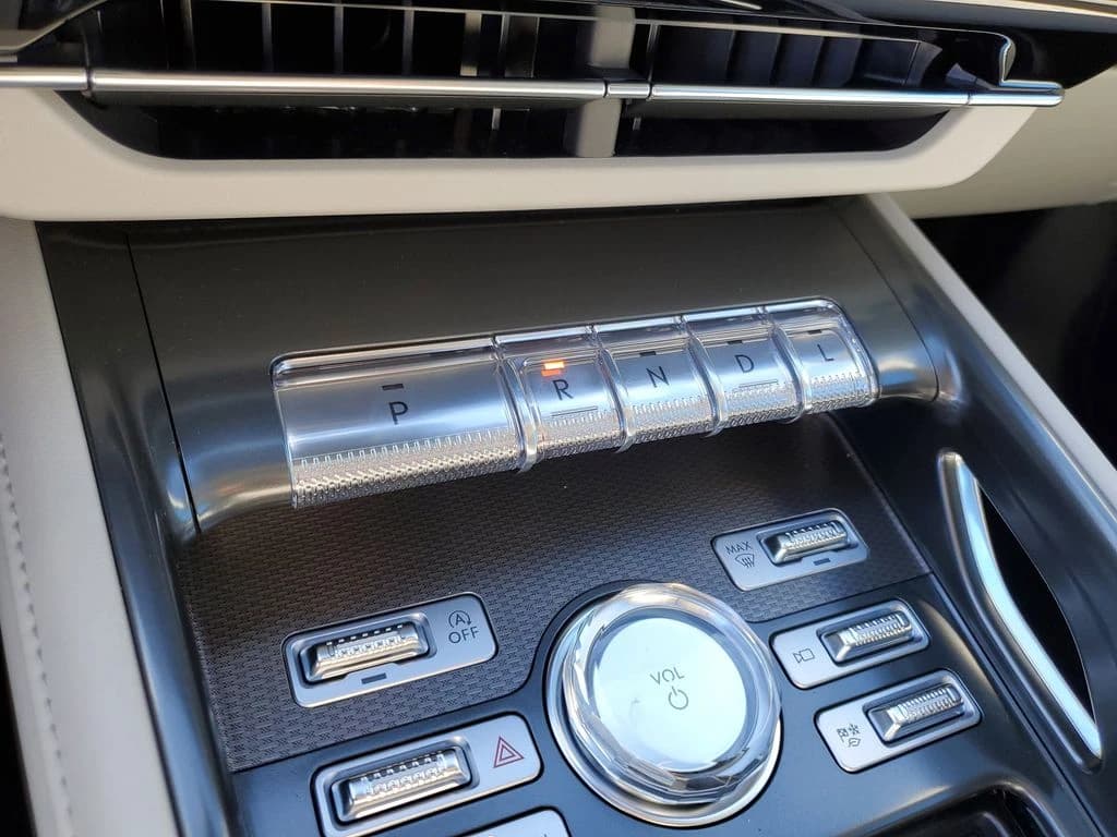 Lincoln Nautilus Premiere AWD 2026 — side view