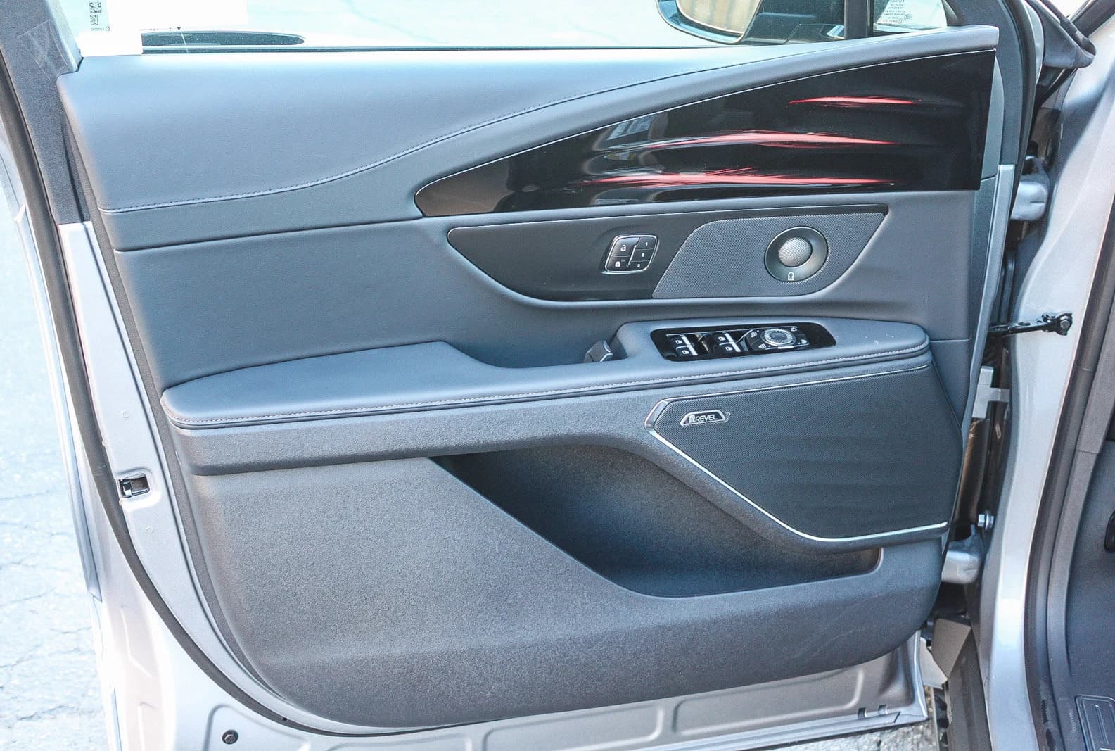Lincoln Nautilus Reserve AWD 2026 — side view
