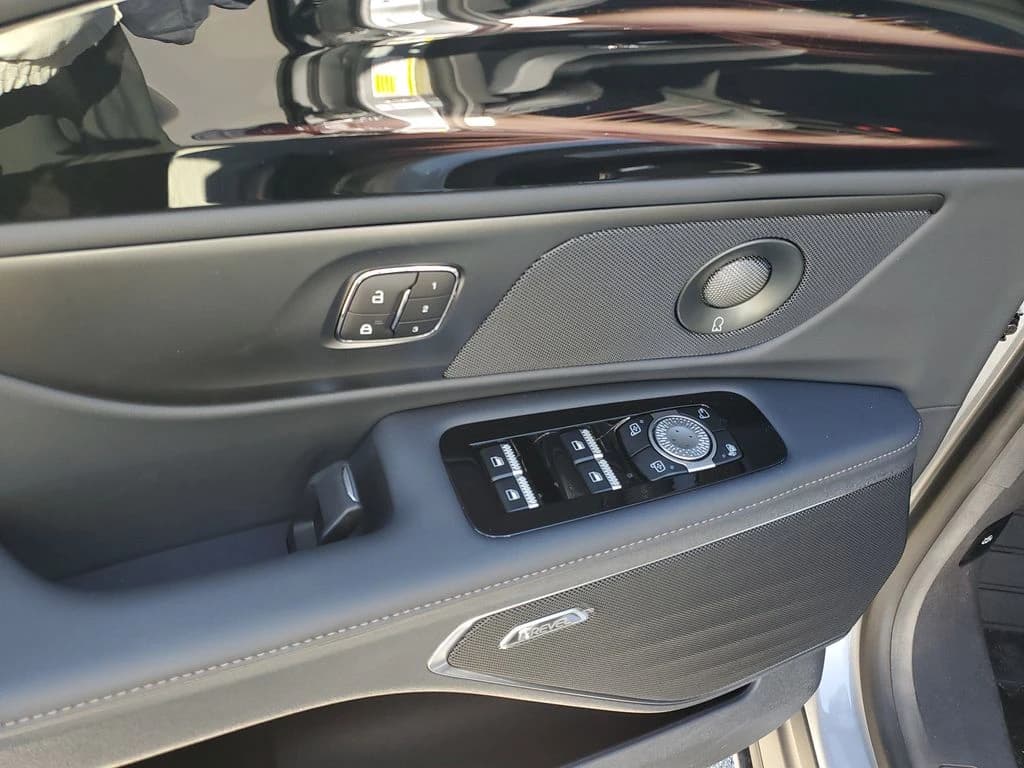 Lincoln Nautilus Reserve AWD 2026 — side view