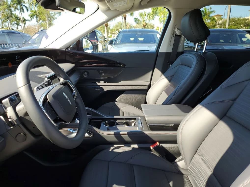 Lincoln Nautilus Reserve AWD 2026 — side view