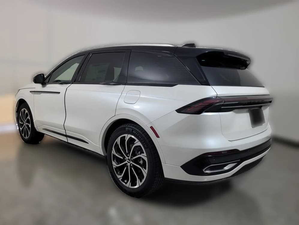Lincoln Nautilus Reserve AWD 2026 — side view