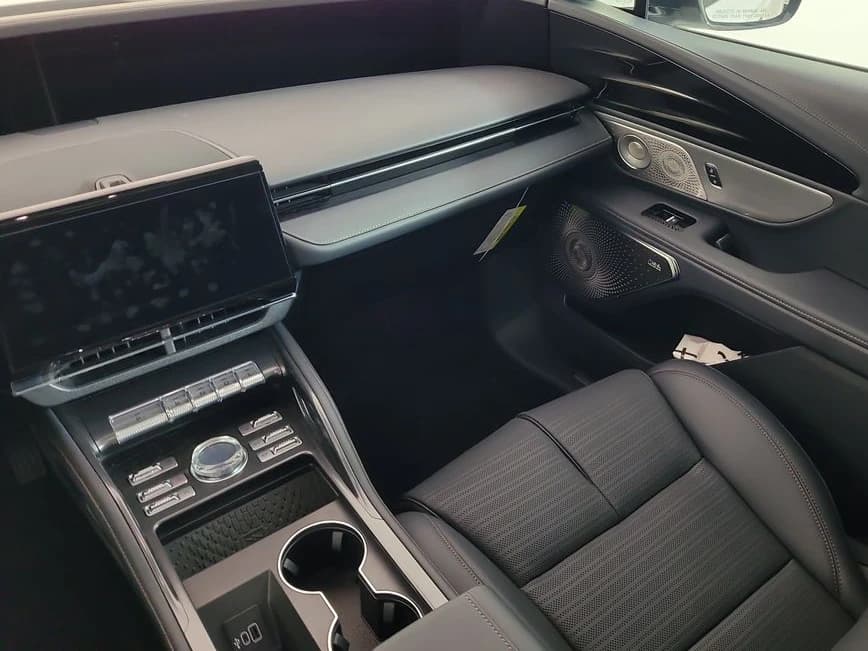 Lincoln Nautilus Reserve AWD 2026 — side view