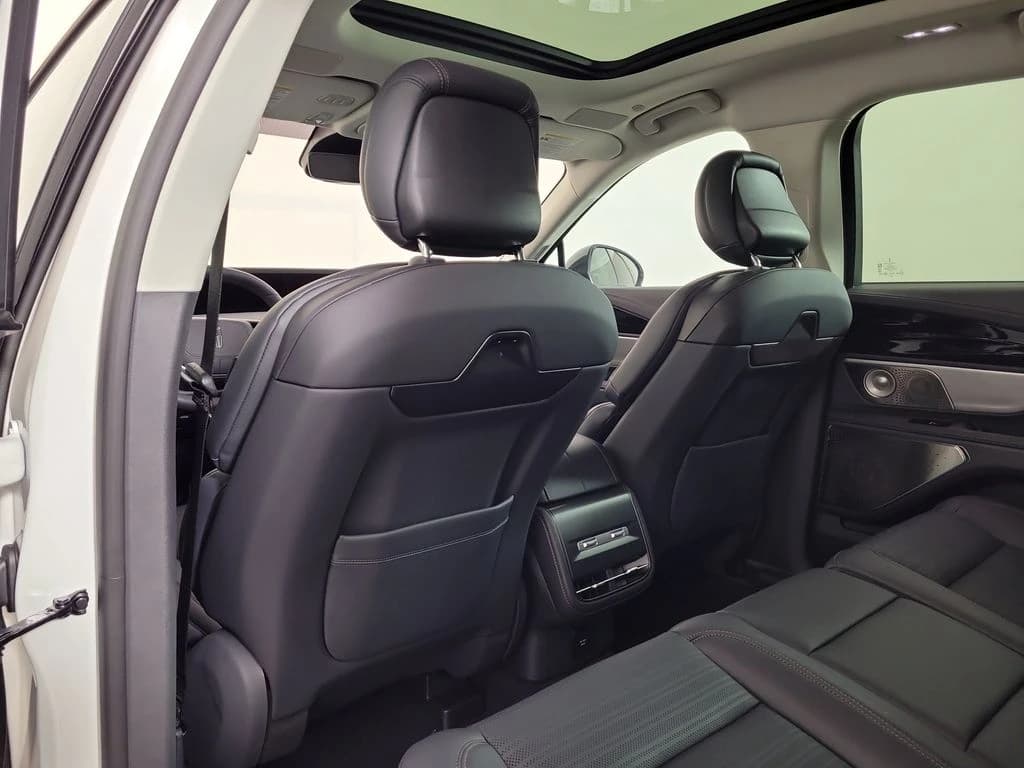 Lincoln Nautilus Reserve AWD 2026 — side view