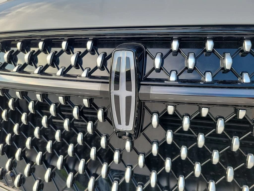 Lincoln Nautilus Reserve AWD 2026 — side view