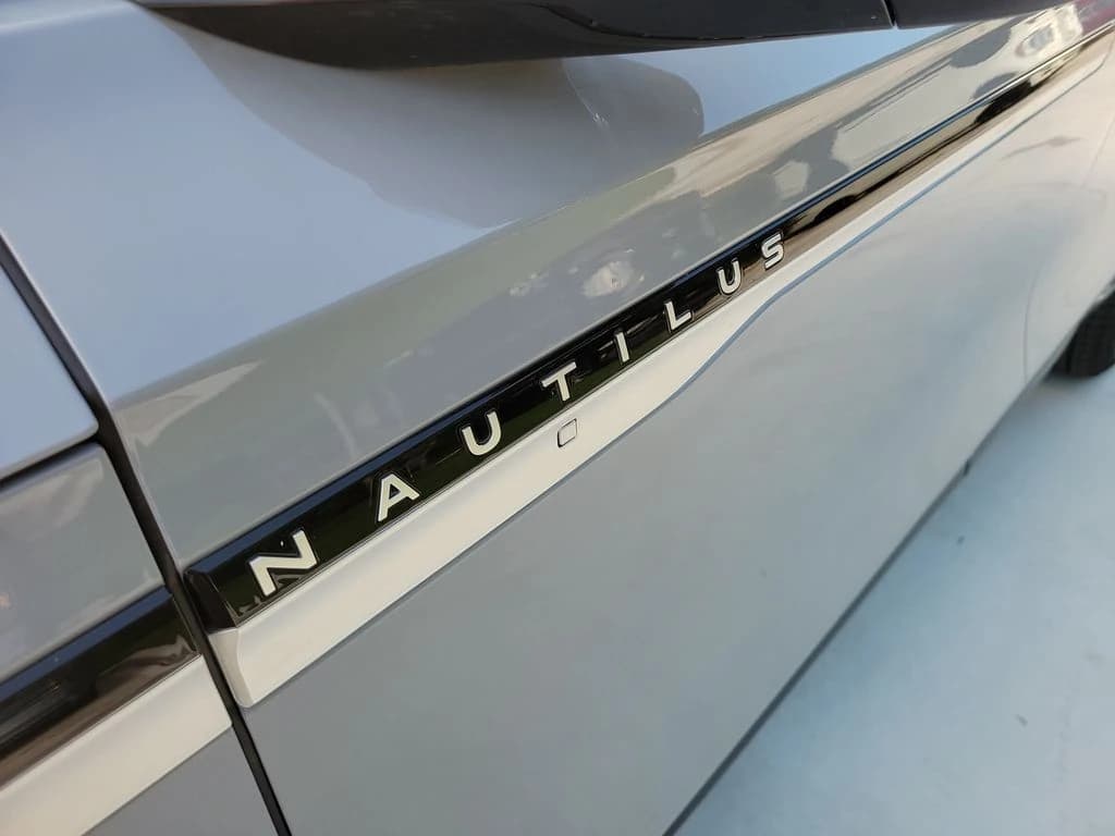 Lincoln Nautilus Reserve AWD 2026 — side view