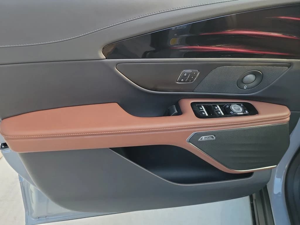 Lincoln Nautilus Reserve AWD 2026 — side view