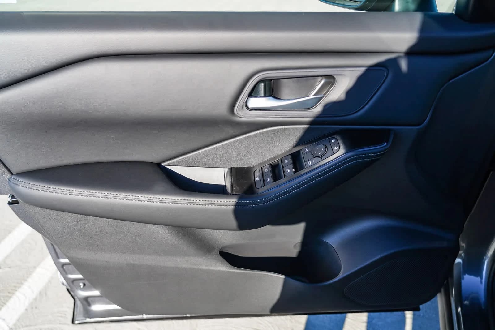 Nissan Rogue SV FWD 2026 — side view