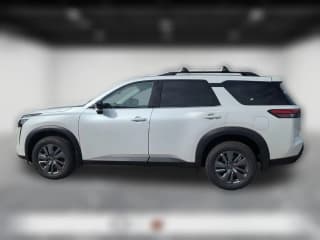 Nissan Pathfinder SV 4WD