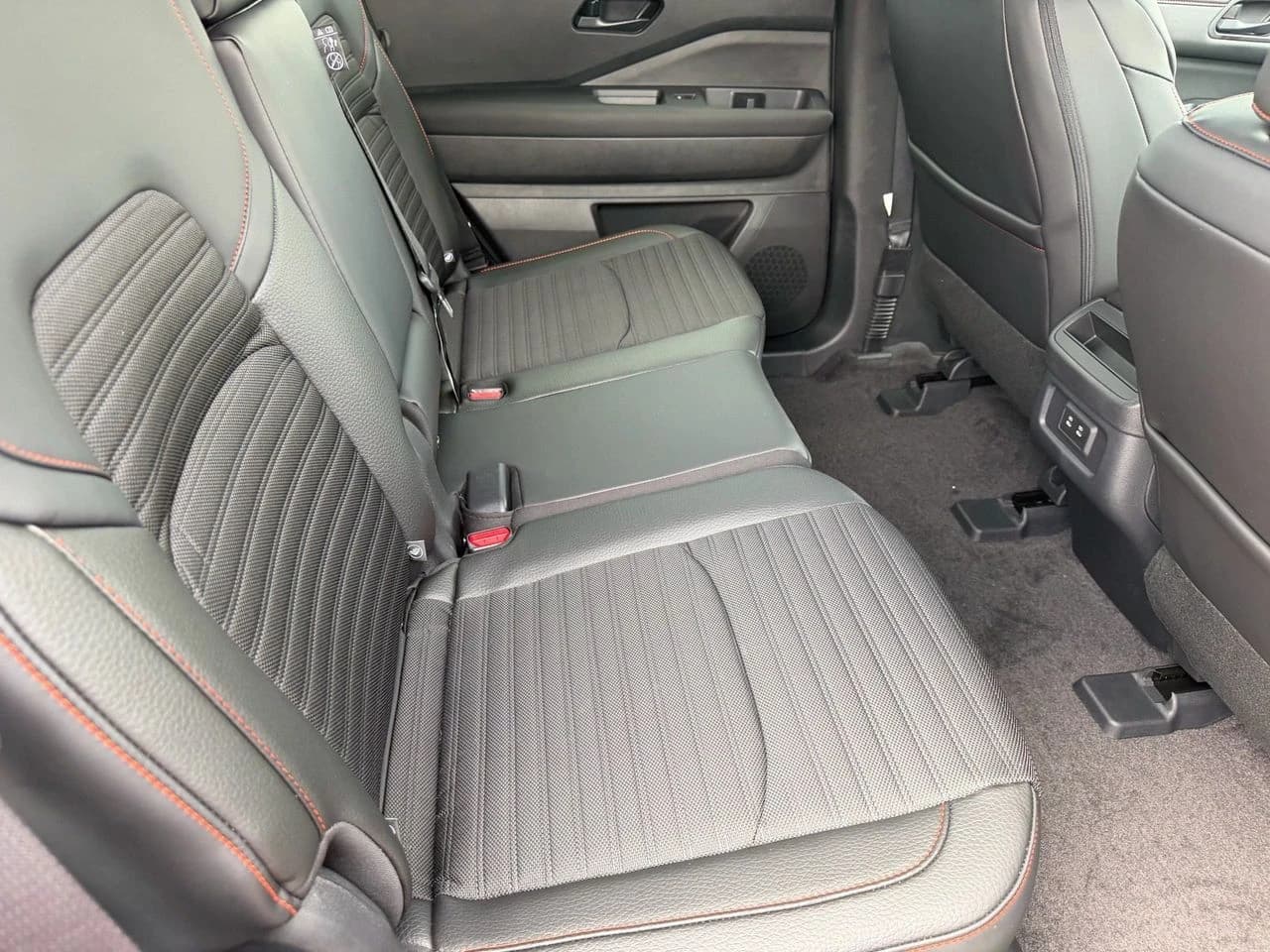 Nissan Pathfinder Rock Creek 4WD 2026 — side view