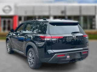 Nissan Pathfinder SV 4WD