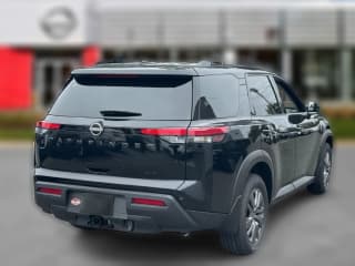 Nissan Pathfinder SV 4WD