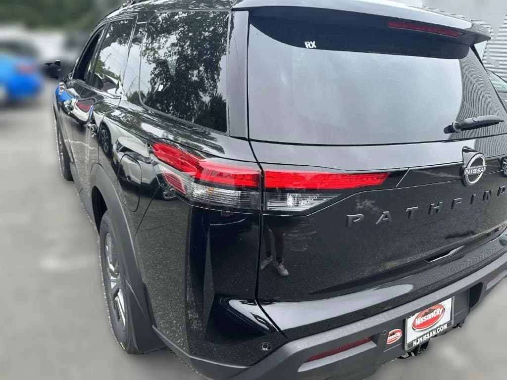 Nissan Pathfinder SV 4WD 2026 — side view