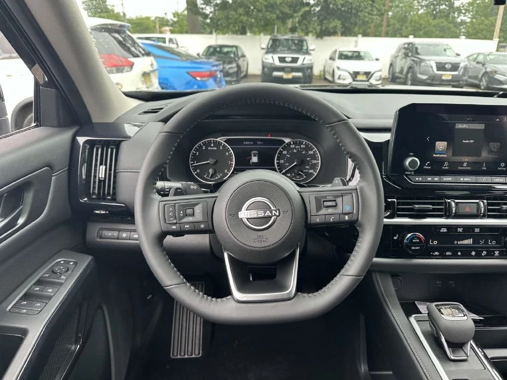 Nissan Pathfinder SV 4WD 2026 — side view