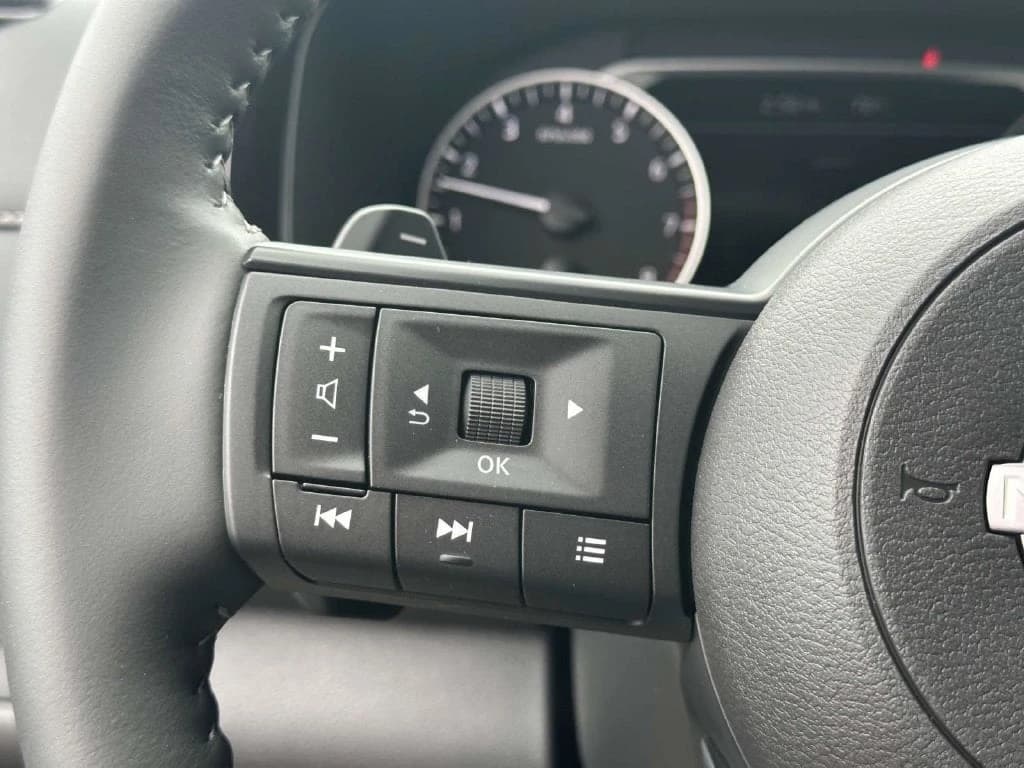Nissan Pathfinder SV 4WD 2026 — side view