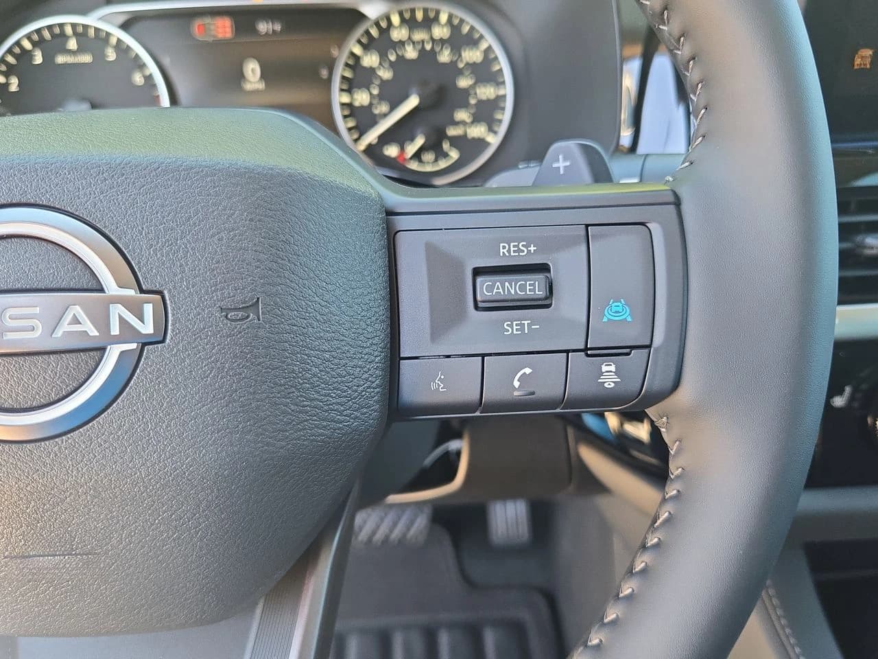 Nissan Pathfinder SV 2WD 2026 — side view