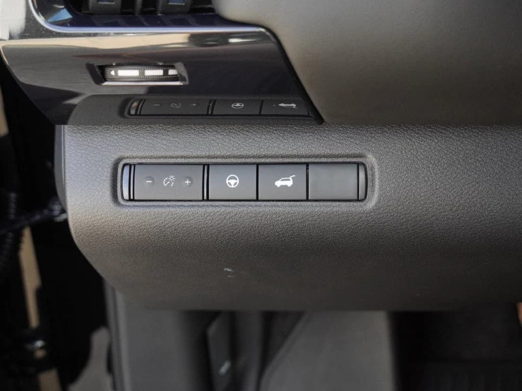 Nissan Pathfinder SV 2WD 2026 — side view