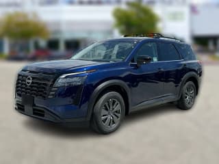 Nissan Pathfinder SV 2WD