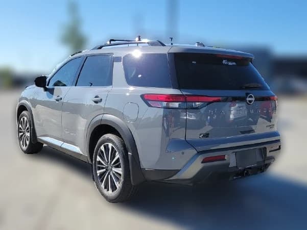 Nissan Pathfinder Platinum 4WD 2026 — side view