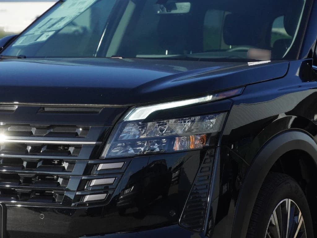 Nissan Pathfinder Platinum 2WD 2026 — side view
