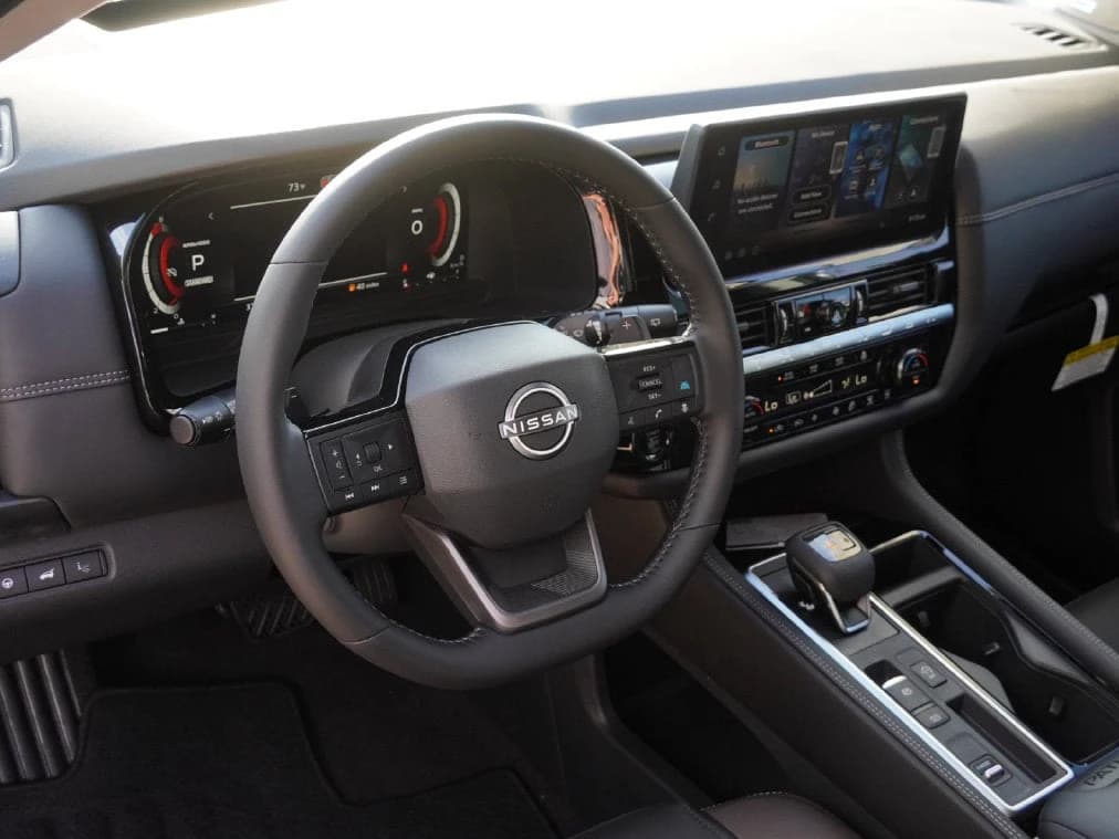 Nissan Pathfinder Platinum 2WD 2026 — side view