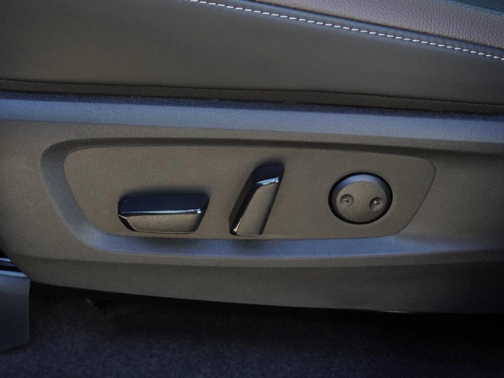 Nissan Pathfinder Platinum 2WD 2026 — side view