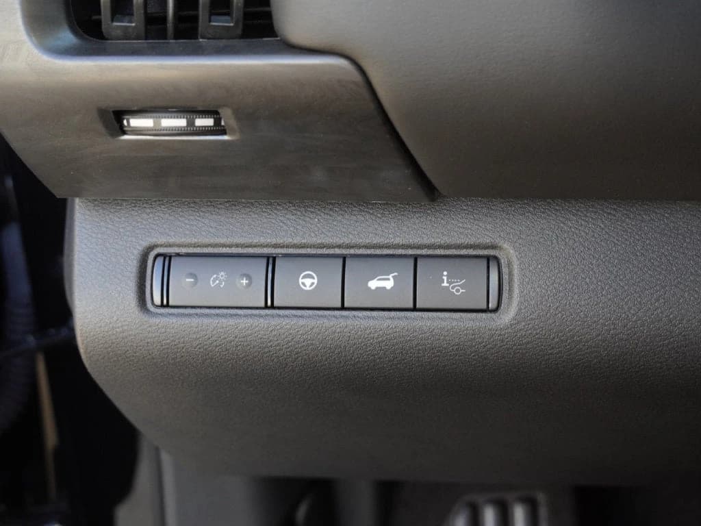 Nissan Pathfinder Platinum 2WD 2026 — side view