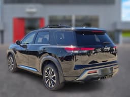 Nissan Pathfinder Platinum 2WD 2026 — side view