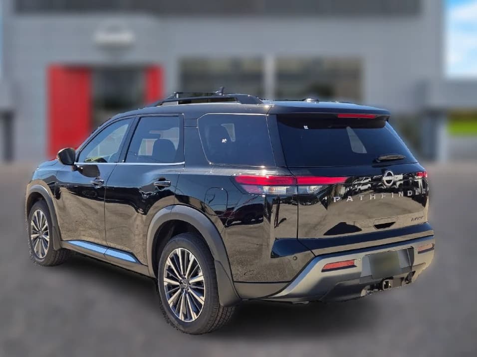 Nissan Pathfinder Platinum 2WD 2026 — side view
