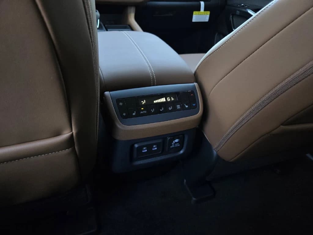 Nissan Pathfinder Platinum 2WD 2026 — side view