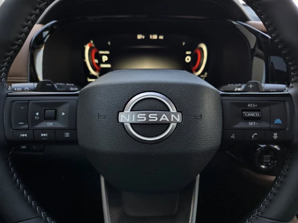 Nissan Pathfinder Platinum 2WD 2026 — side view