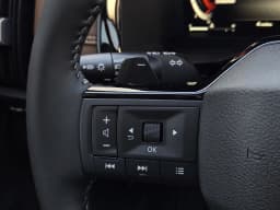 Nissan Pathfinder Platinum 2WD 2026 — side view