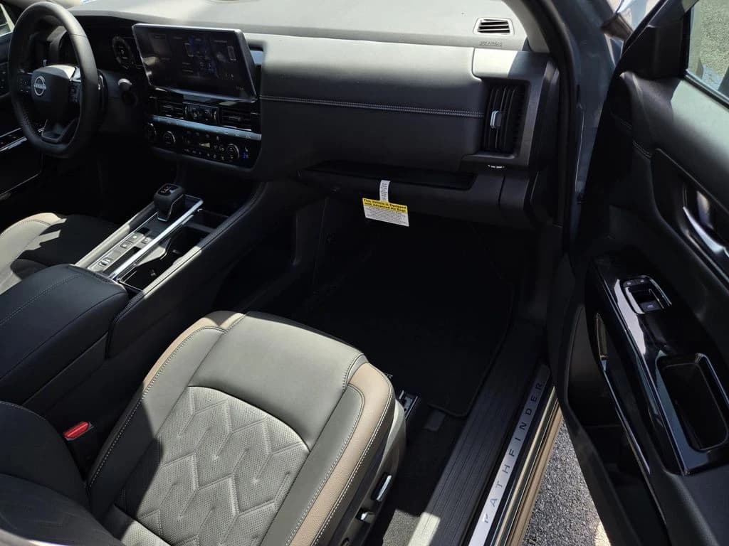 Nissan Pathfinder Platinum 2WD 2026 — side view