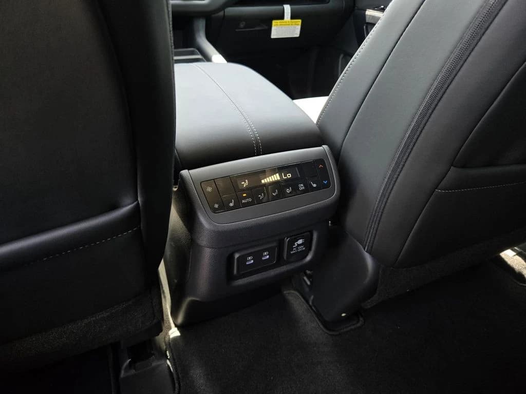 Nissan Pathfinder Platinum 2WD 2026 — side view